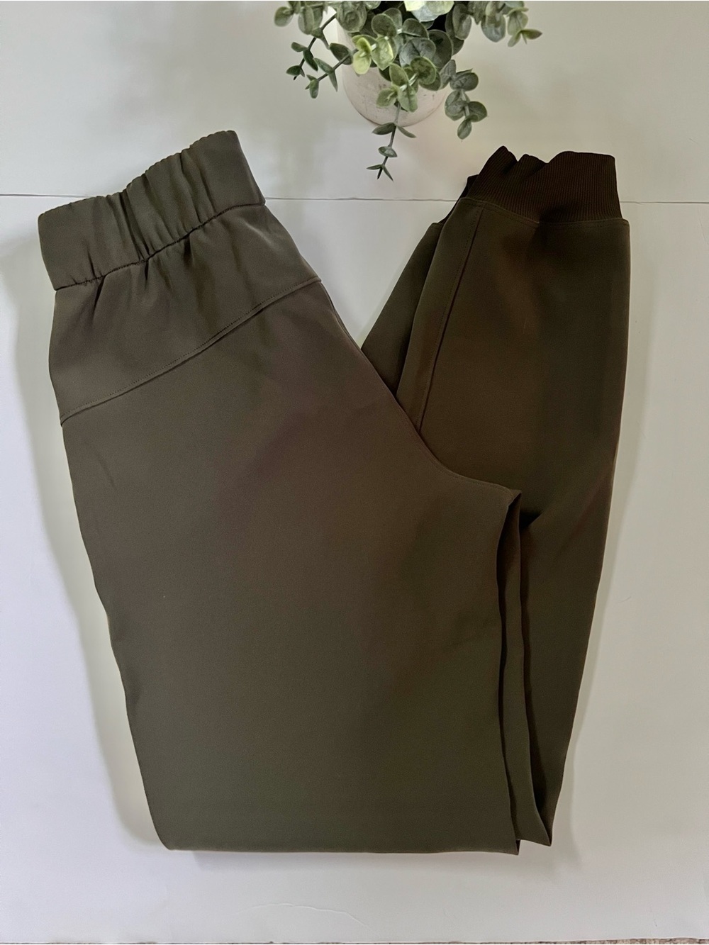Lululemon On the Fly Jogger Travel Woven Dark Olive Size 2